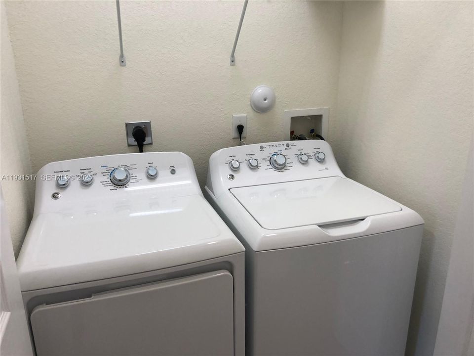 For Rent: $2,500 (3 beds, 2 baths, 1408 Square Feet)