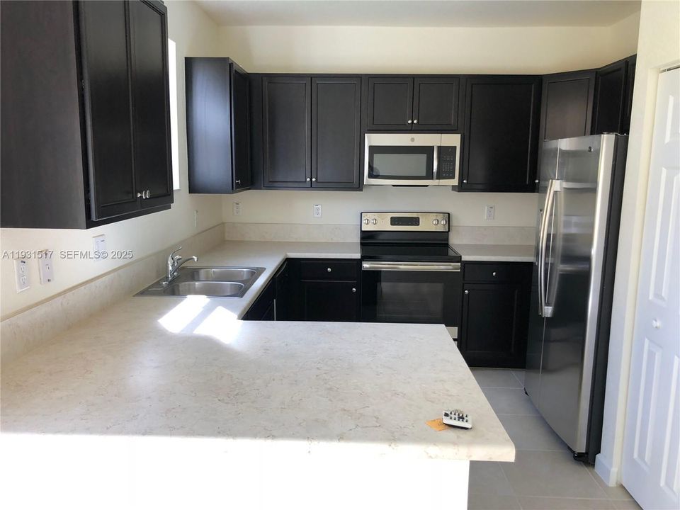 For Rent: $2,500 (3 beds, 2 baths, 1408 Square Feet)