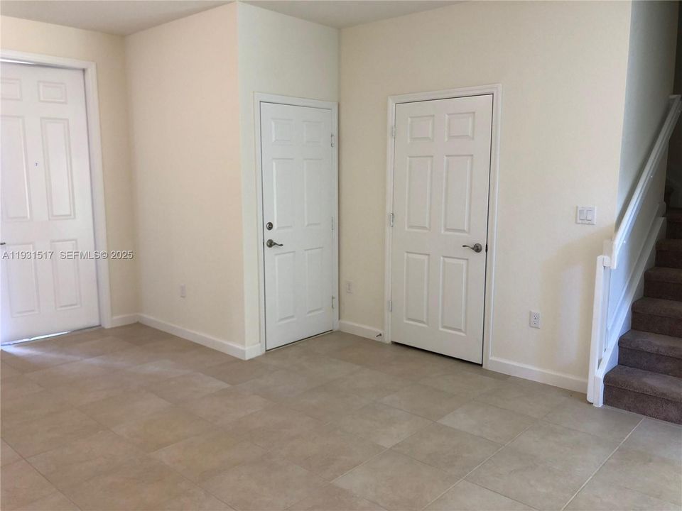 For Rent: $2,500 (3 beds, 2 baths, 1408 Square Feet)