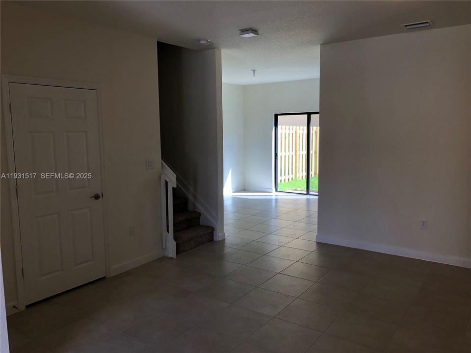 For Rent: $2,500 (3 beds, 2 baths, 1408 Square Feet)