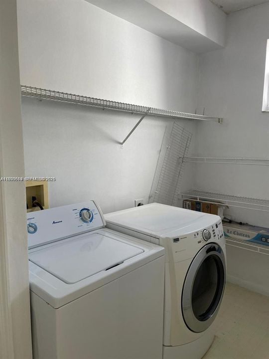 待售: $379,000 (1 贝兹, 1 浴室, 903 平方英尺)