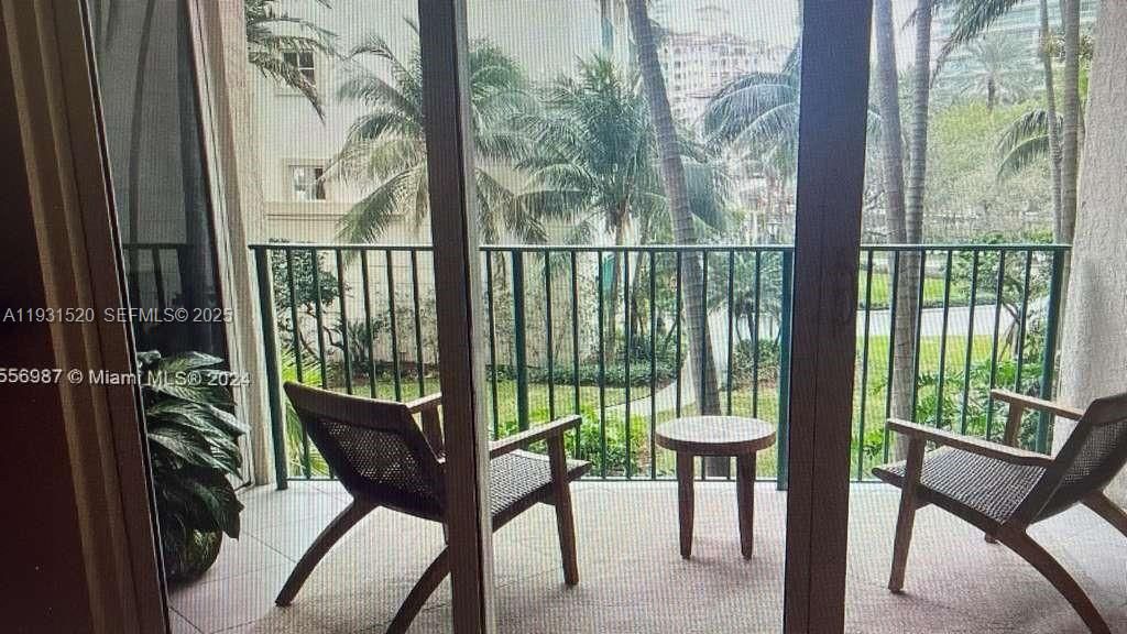 出租: $2,200 (1 贝兹, 1 浴室, 900 平方英尺)