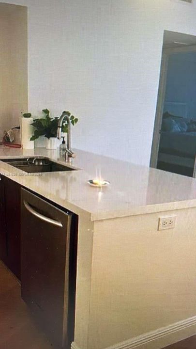 出租: $2,200 (1 贝兹, 1 浴室, 900 平方英尺)