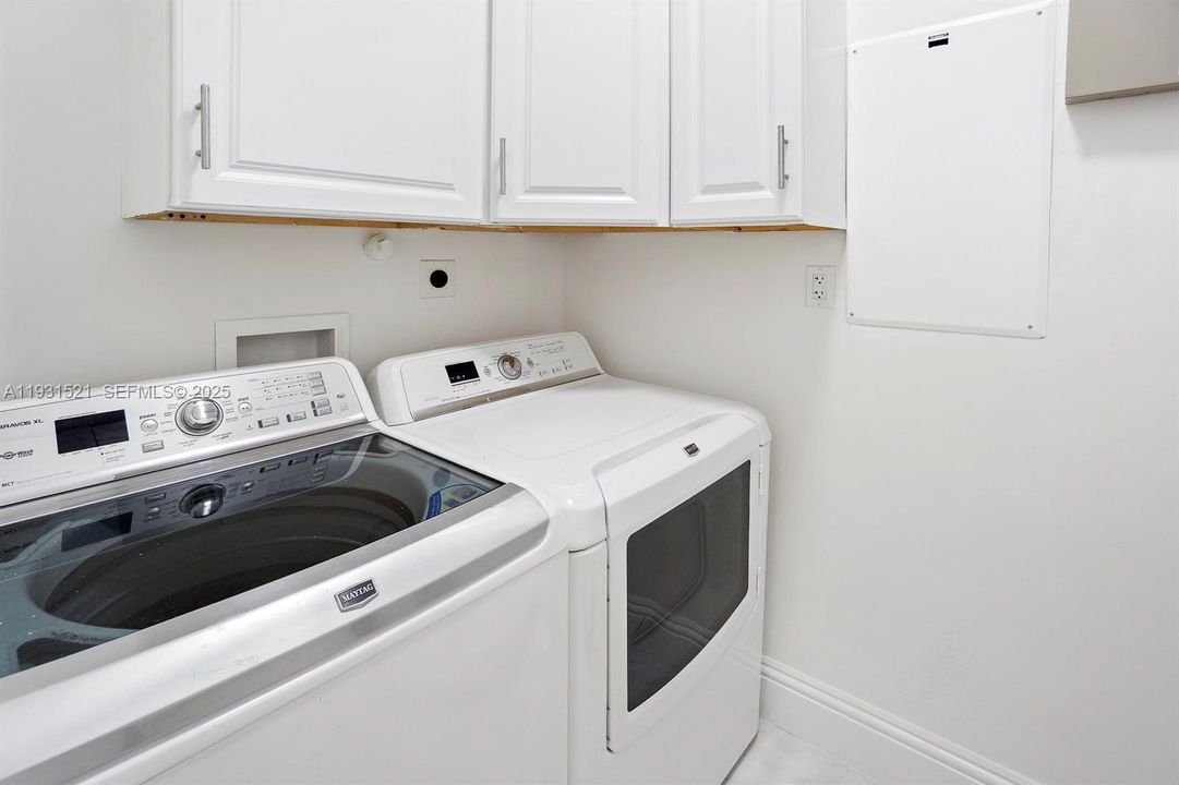 В аренду: $12,700 (6 спален, 4 ванн, 3649 Квадратных фут)