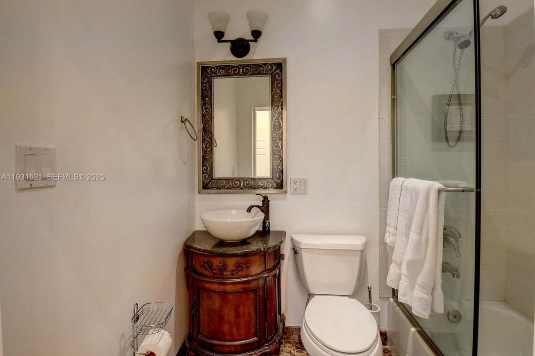 В аренду: $12,700 (6 спален, 4 ванн, 3649 Квадратных фут)