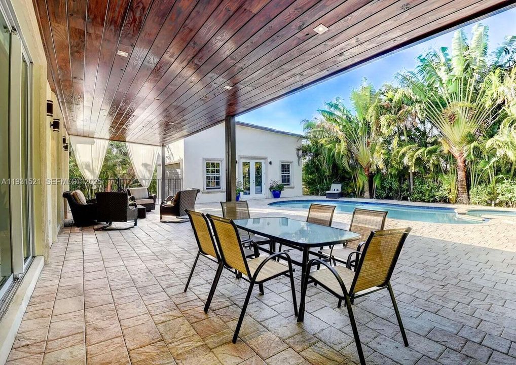 В аренду: $12,700 (6 спален, 4 ванн, 3649 Квадратных фут)