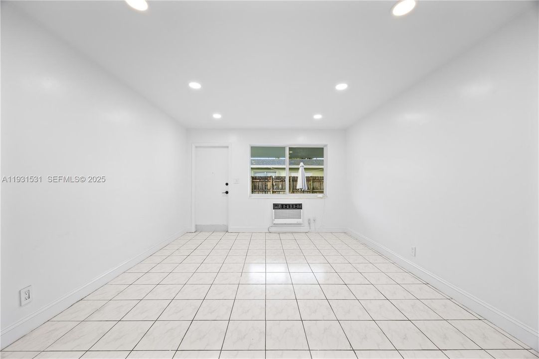 For Rent: $1,950 (1 beds, 1 baths, 2717 Square Feet)