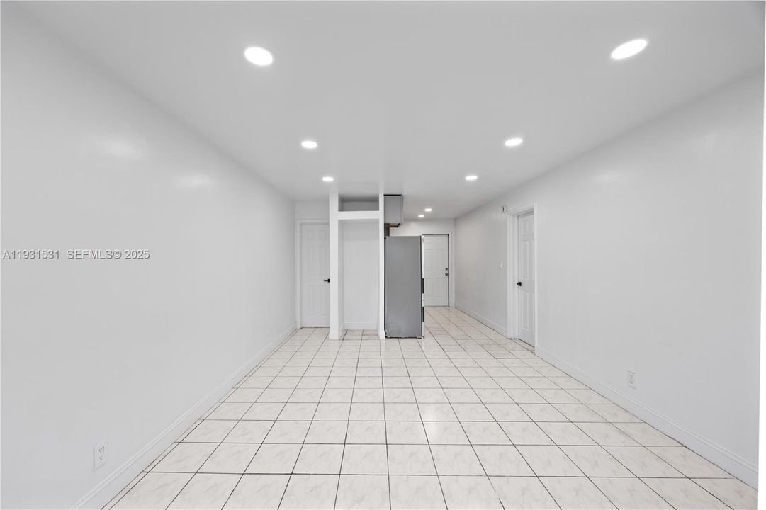 For Rent: $1,950 (1 beds, 1 baths, 2717 Square Feet)