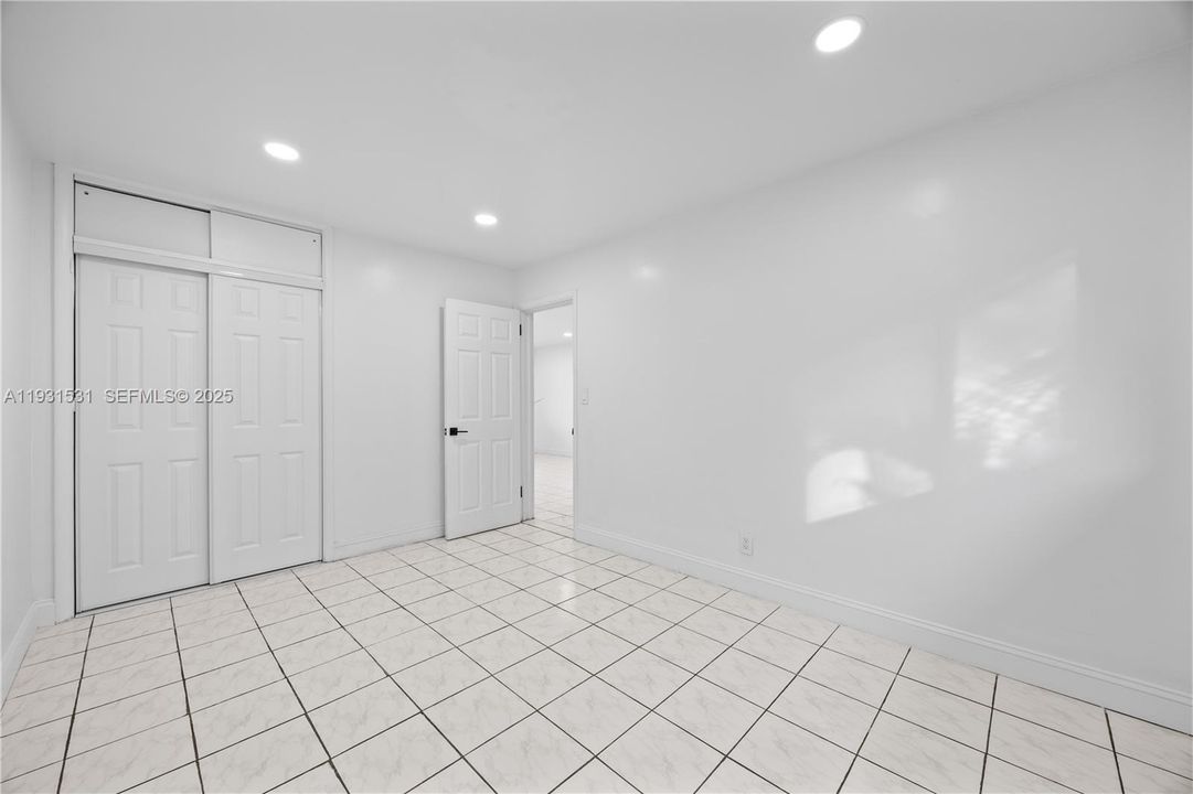 For Rent: $1,950 (1 beds, 1 baths, 2717 Square Feet)