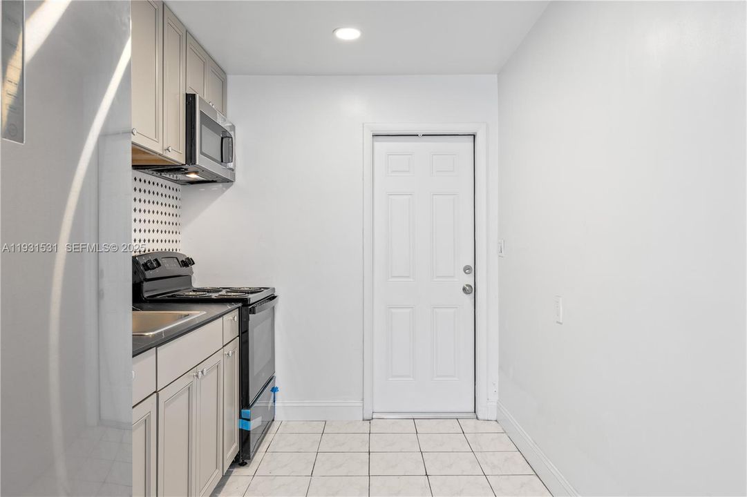 For Rent: $1,950 (1 beds, 1 baths, 2717 Square Feet)