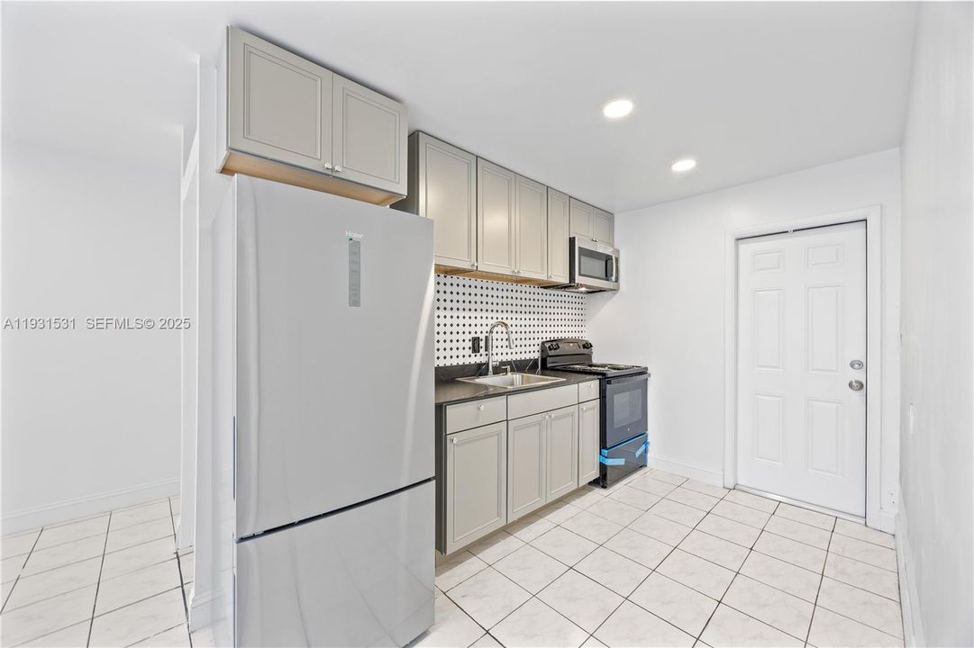 For Rent: $1,950 (1 beds, 1 baths, 2717 Square Feet)