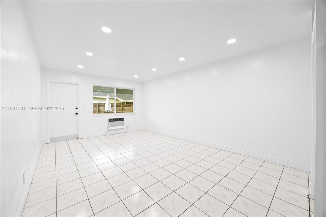 For Rent: $1,950 (1 beds, 1 baths, 2717 Square Feet)