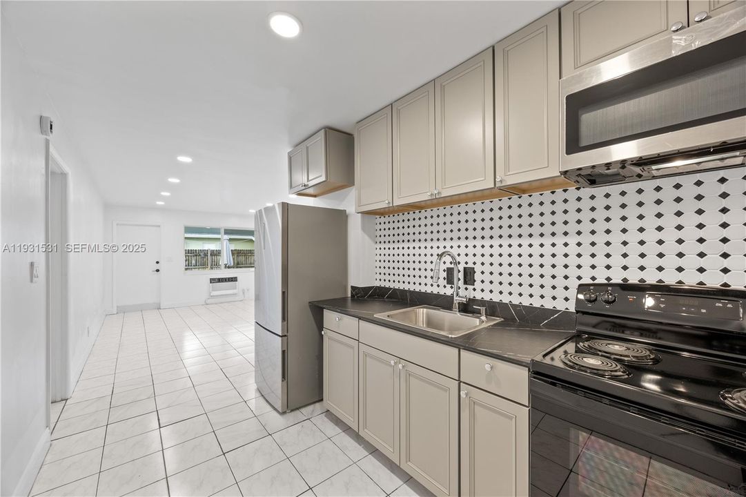 For Rent: $1,950 (1 beds, 1 baths, 2717 Square Feet)