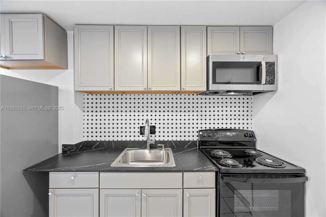 For Rent: $1,950 (1 beds, 1 baths, 2717 Square Feet)