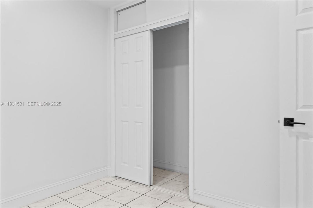 For Rent: $1,950 (1 beds, 1 baths, 2717 Square Feet)