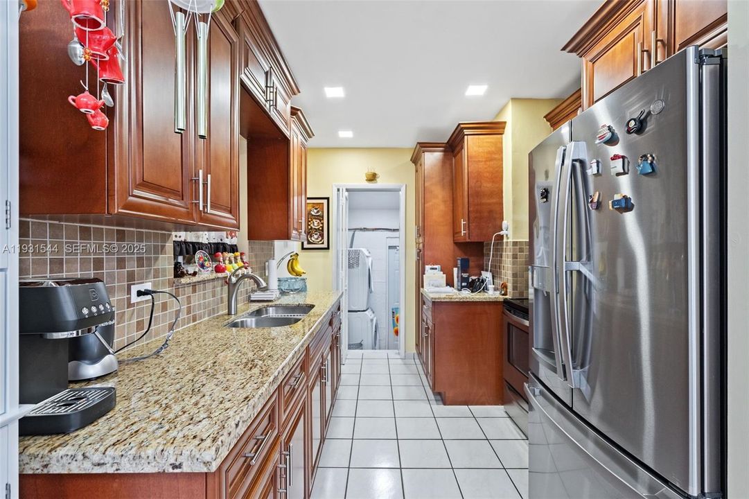 待售: $695,000 (4 贝兹, 3 浴室, 1000 平方英尺)