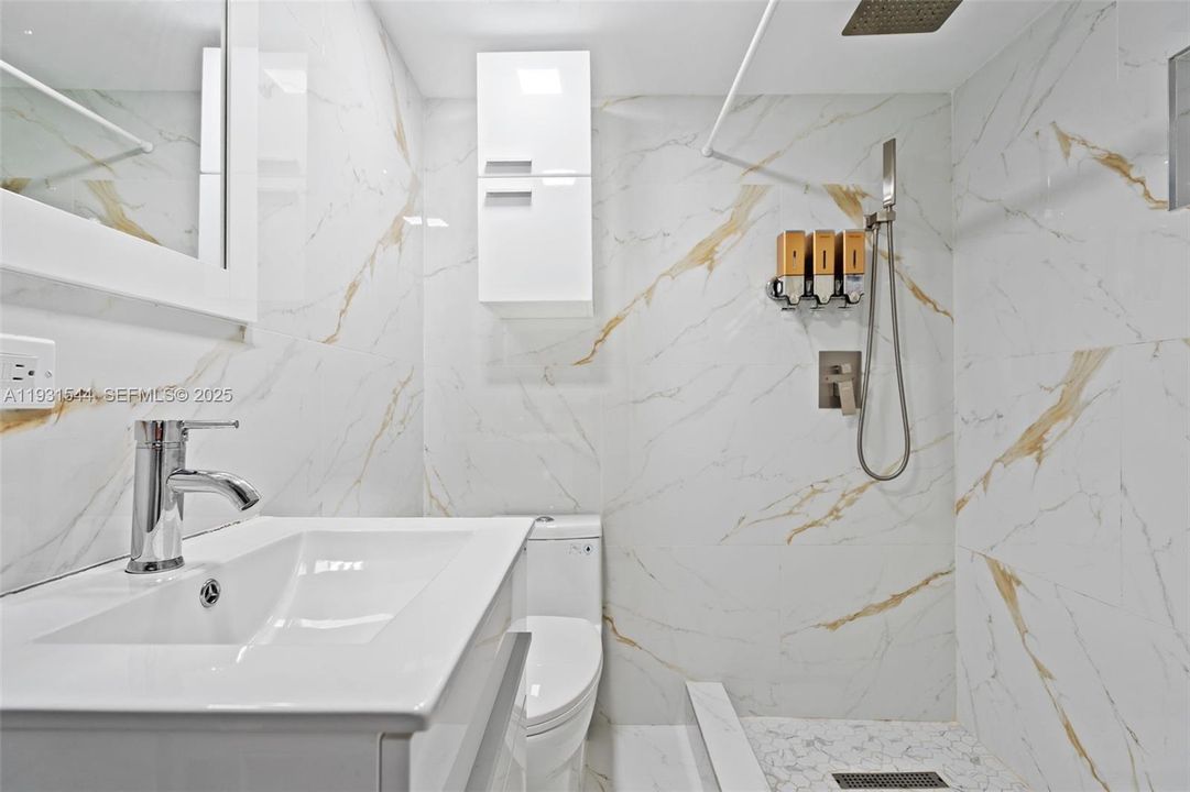 待售: $695,000 (4 贝兹, 3 浴室, 1000 平方英尺)