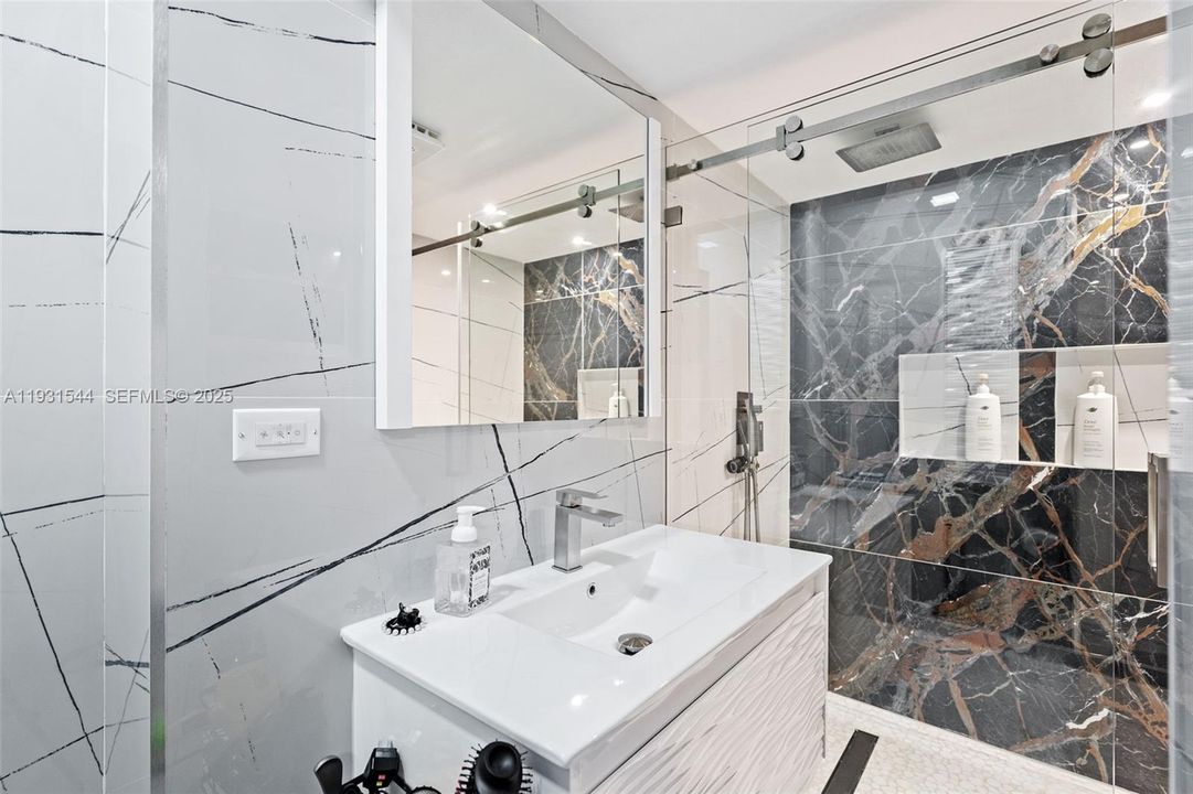 待售: $695,000 (4 贝兹, 3 浴室, 1000 平方英尺)