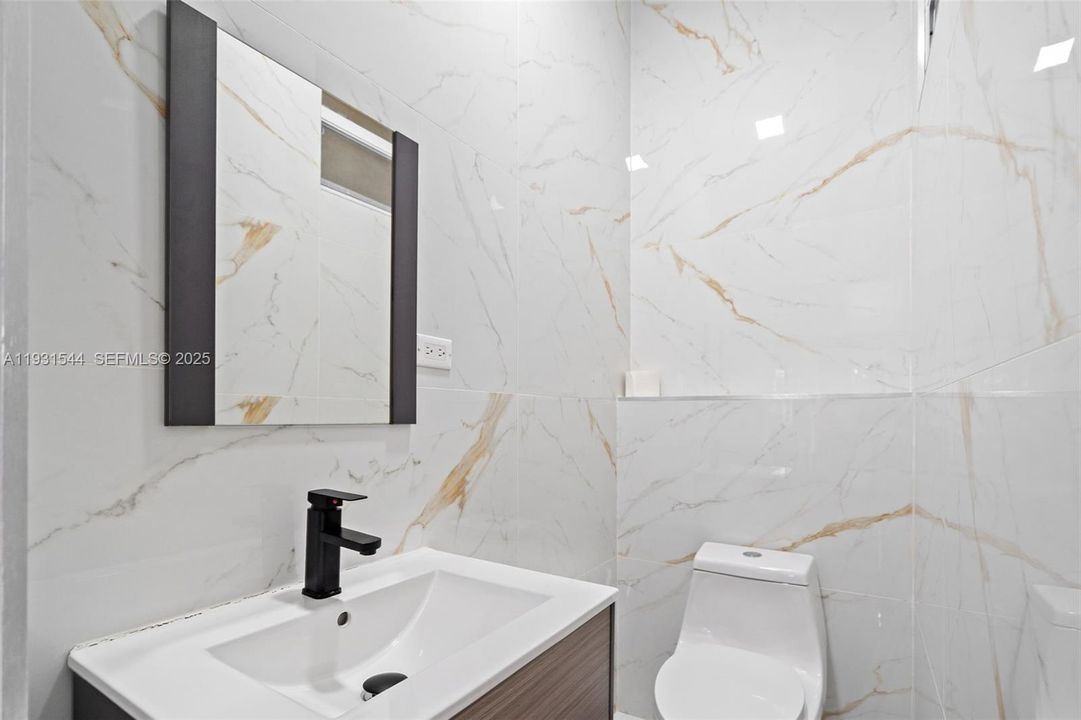 待售: $695,000 (4 贝兹, 3 浴室, 1000 平方英尺)