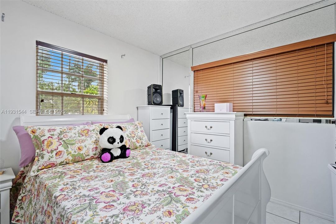 待售: $695,000 (4 贝兹, 3 浴室, 1000 平方英尺)