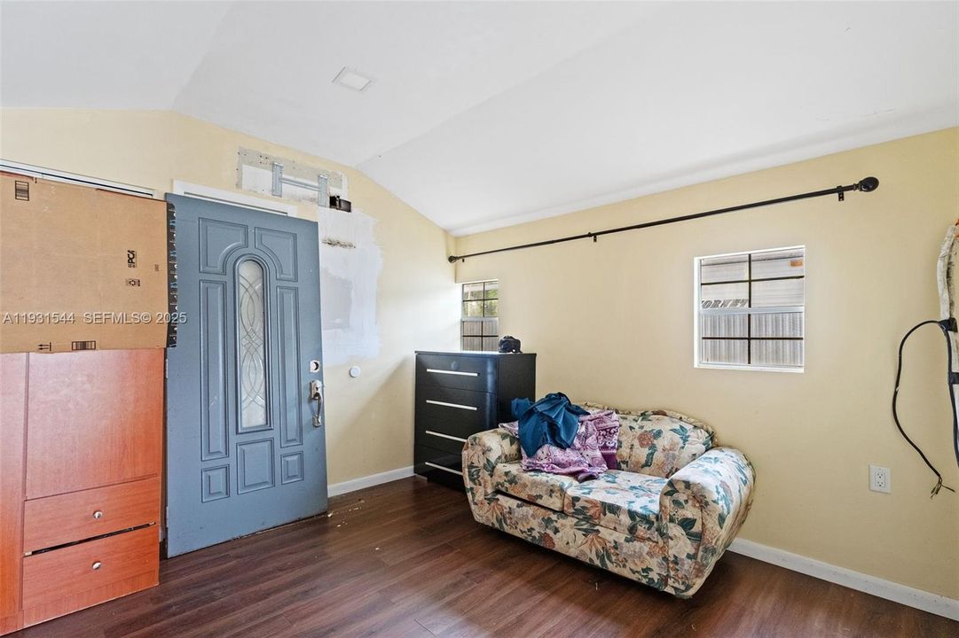 待售: $695,000 (4 贝兹, 3 浴室, 1000 平方英尺)