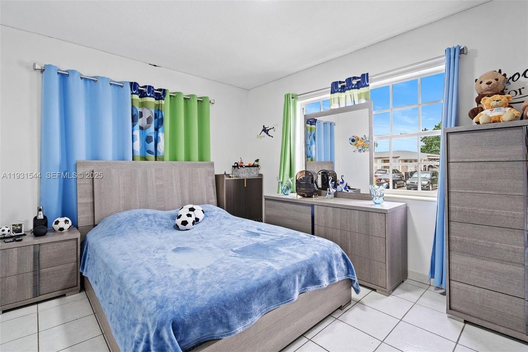 待售: $695,000 (4 贝兹, 3 浴室, 1000 平方英尺)