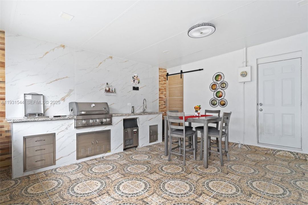 待售: $695,000 (4 贝兹, 3 浴室, 1000 平方英尺)