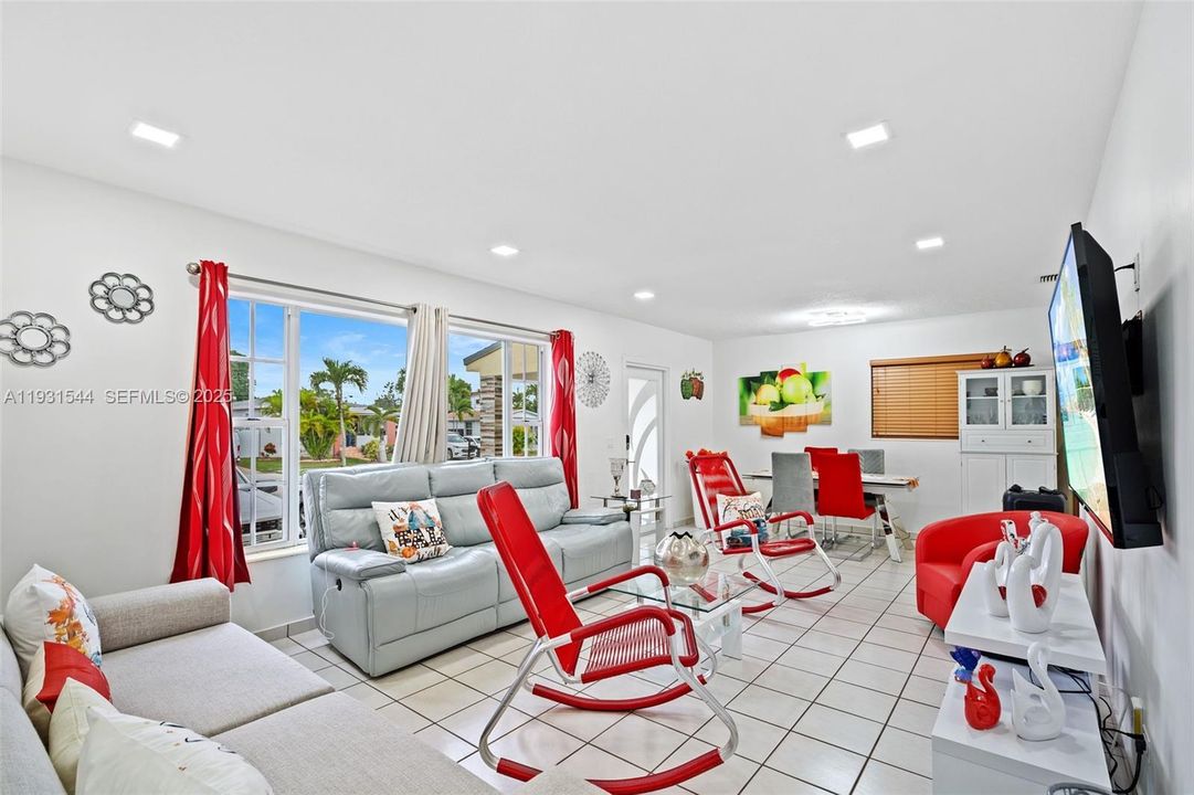 待售: $695,000 (4 贝兹, 3 浴室, 1000 平方英尺)