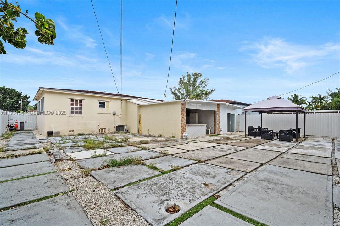 待售: $695,000 (4 贝兹, 3 浴室, 1000 平方英尺)