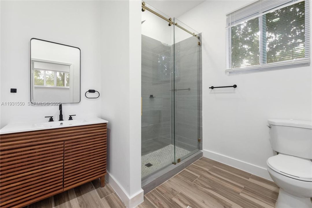 For Sale: $1,199,000 (5 beds, 5 baths, 1950 Square Feet)