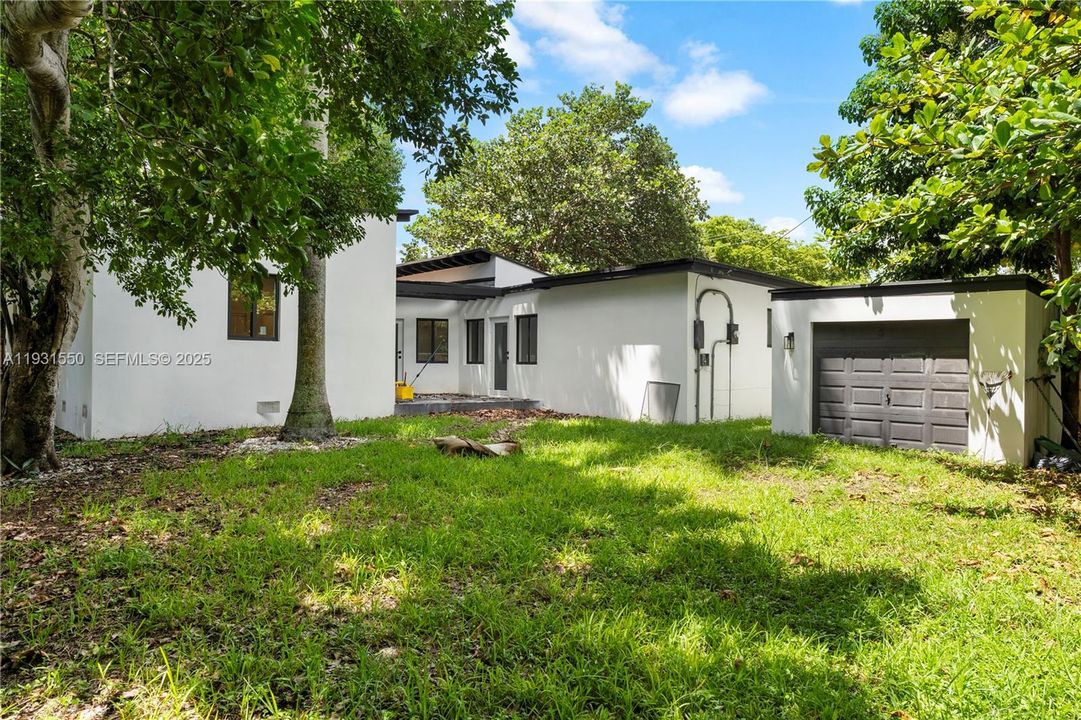 For Sale: $1,199,000 (5 beds, 5 baths, 1950 Square Feet)