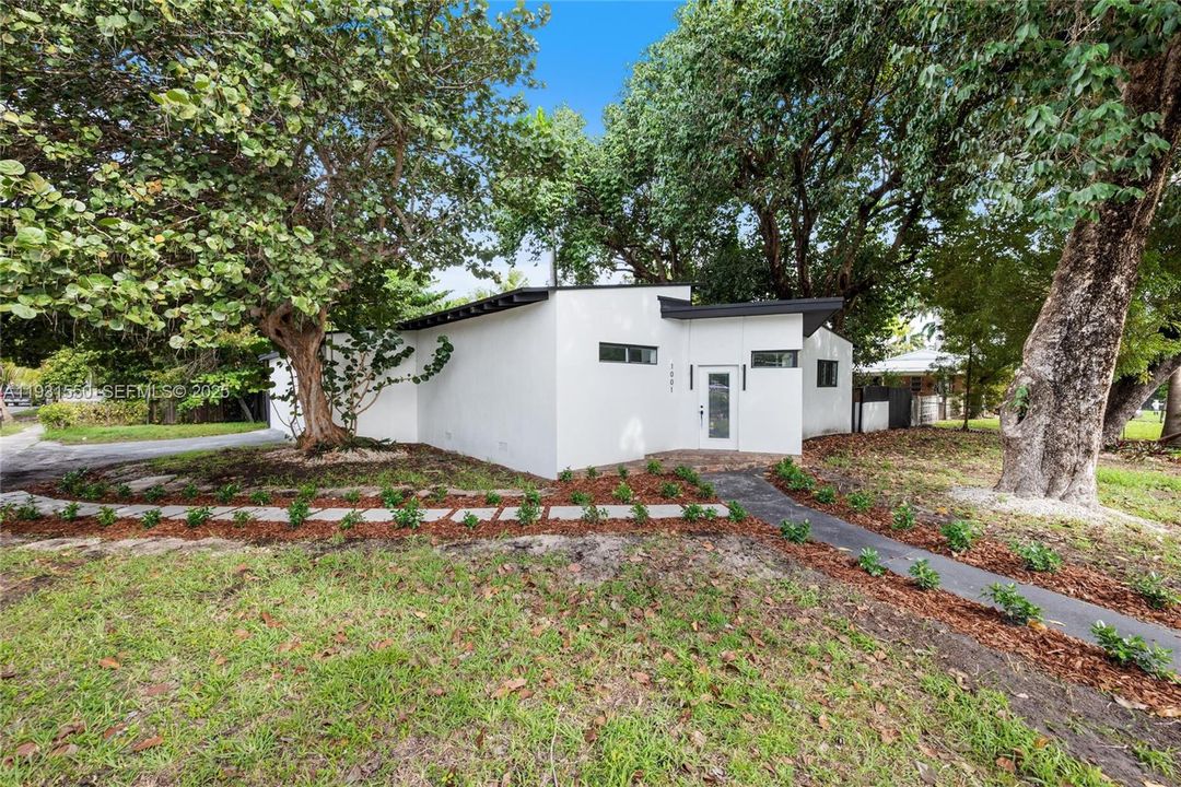 For Sale: $1,199,000 (5 beds, 5 baths, 1950 Square Feet)