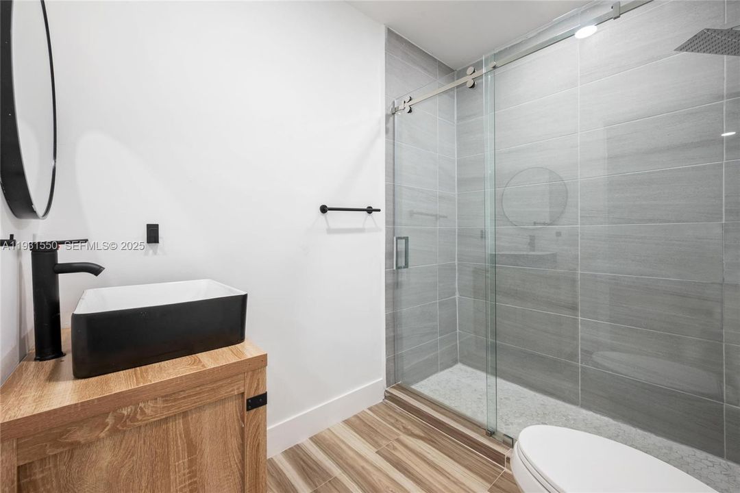 For Sale: $1,199,000 (5 beds, 5 baths, 1950 Square Feet)