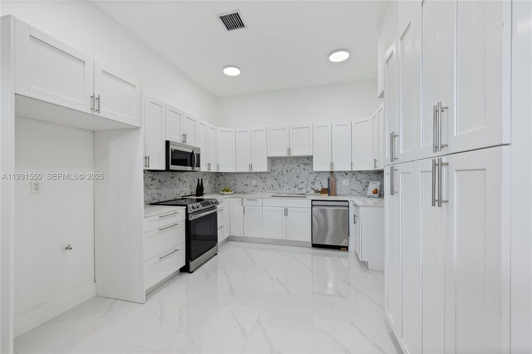 For Sale: $1,199,000 (5 beds, 5 baths, 1950 Square Feet)