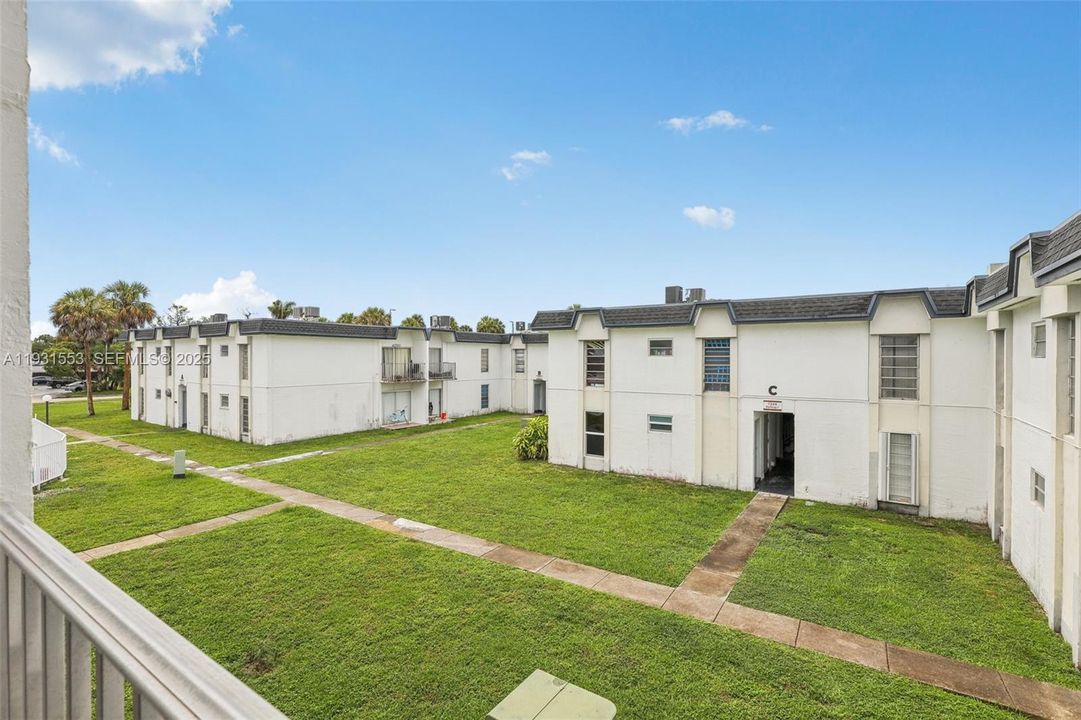 For Sale: $244,500 (2 beds, 2 baths, 763 Square Feet)