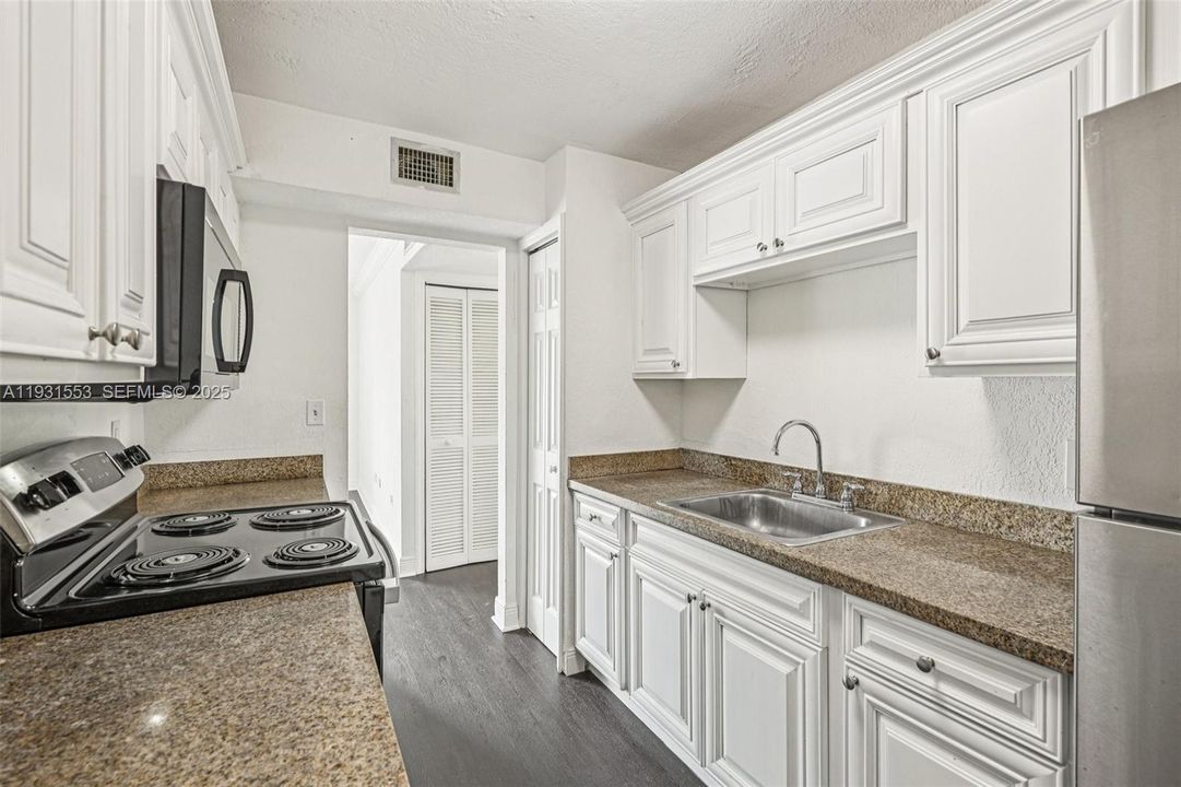 For Sale: $244,500 (2 beds, 2 baths, 763 Square Feet)