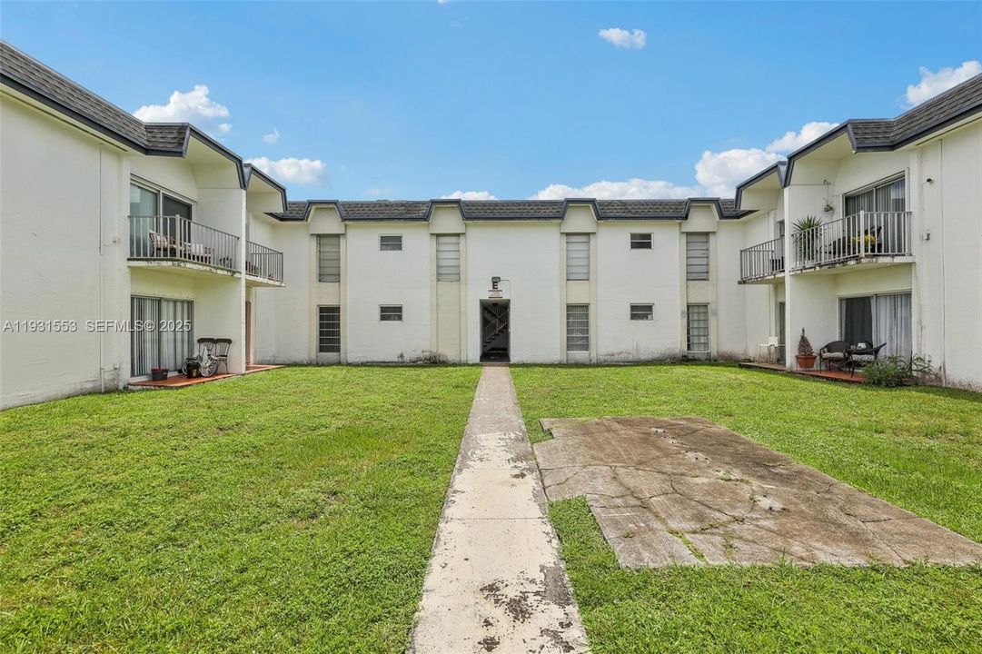 For Sale: $244,500 (2 beds, 2 baths, 763 Square Feet)