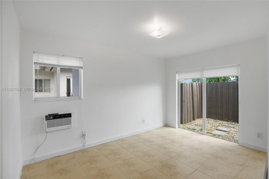 For Rent: $1,900 (2 beds, 1 baths, 679 Square Feet)