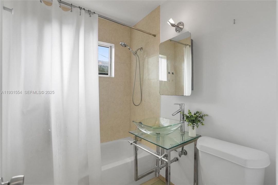 For Rent: $1,900 (2 beds, 1 baths, 679 Square Feet)