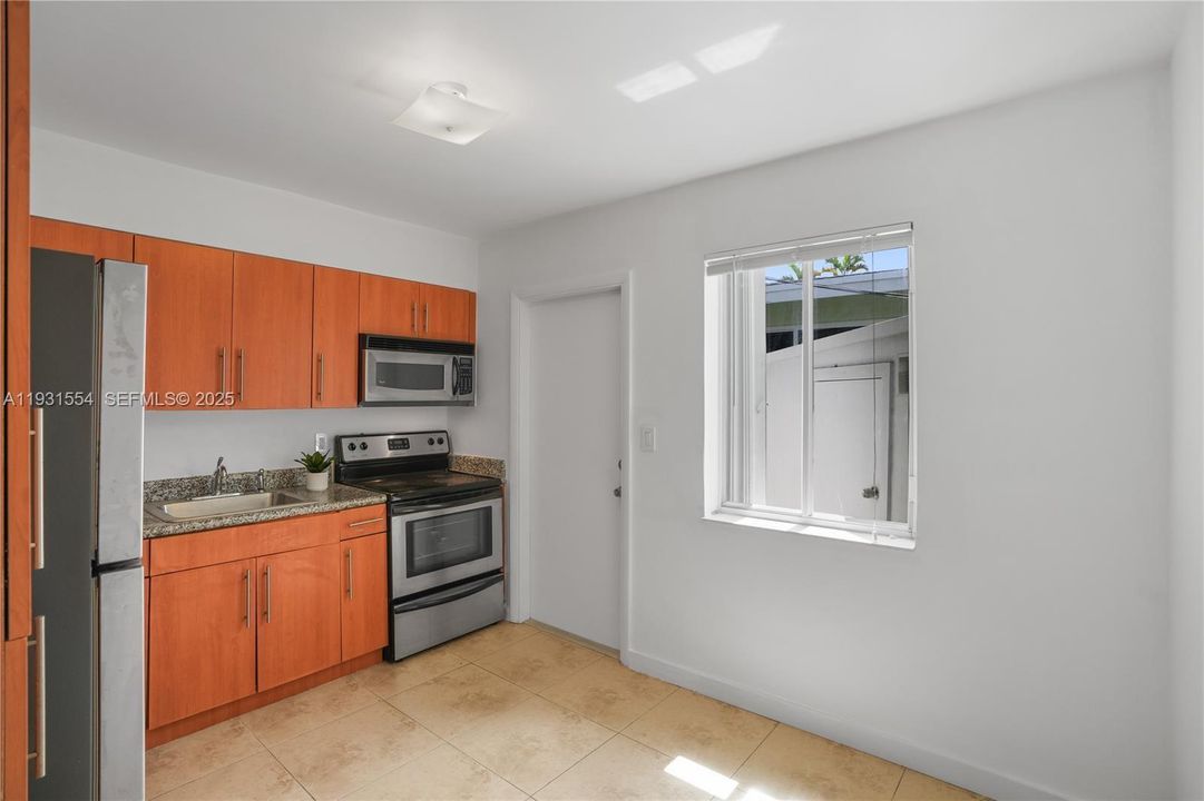 For Rent: $1,900 (2 beds, 1 baths, 679 Square Feet)