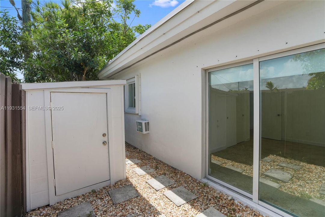 For Rent: $1,900 (2 beds, 1 baths, 679 Square Feet)