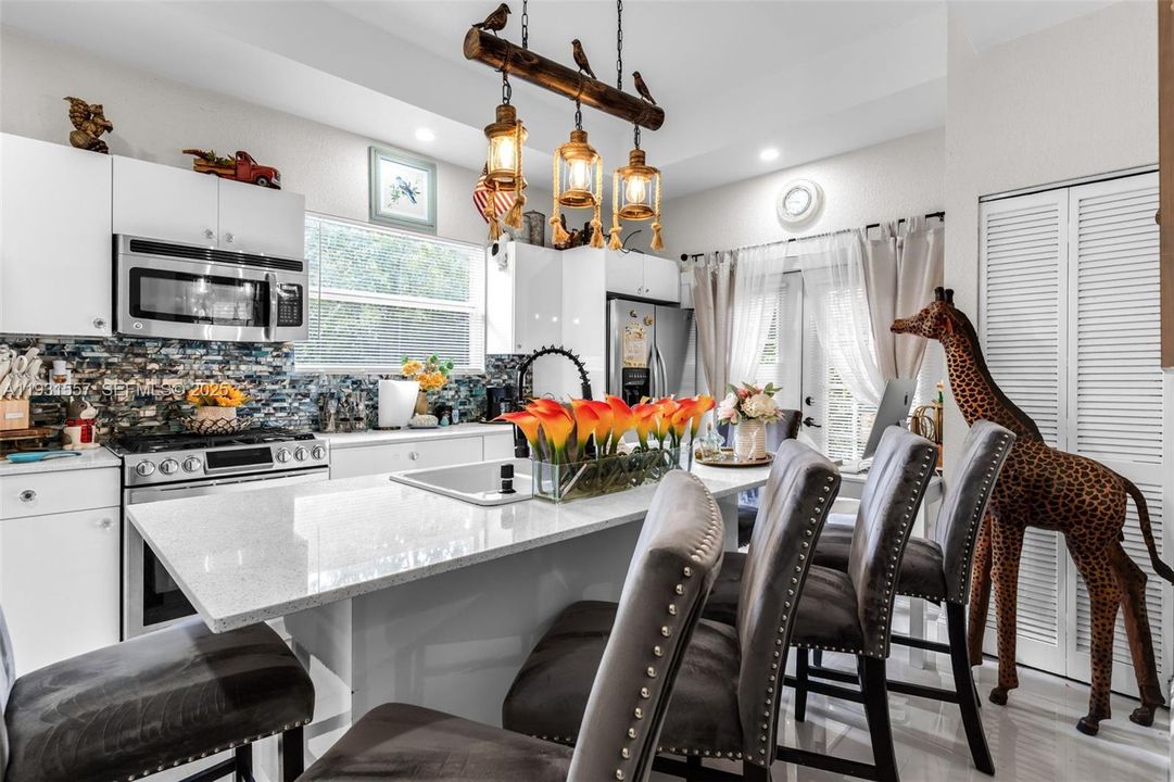 待售: $1,180,000 (1.78 acres)