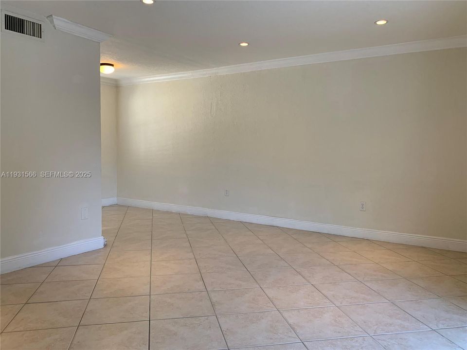 For Rent: $1,850 (1 beds, 1 baths, 709 Square Feet)