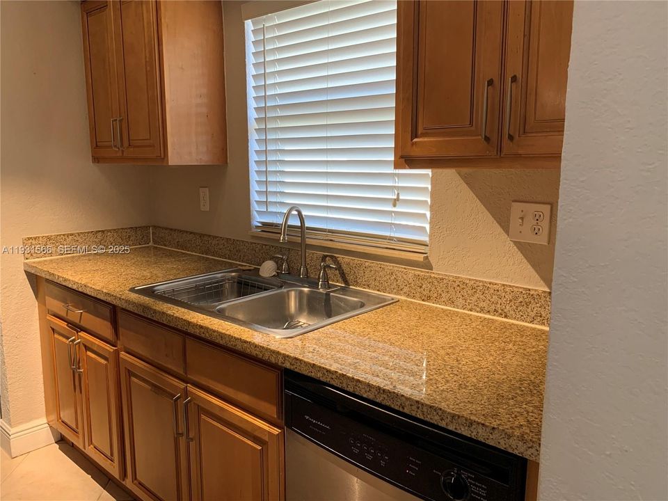 For Rent: $1,850 (1 beds, 1 baths, 709 Square Feet)