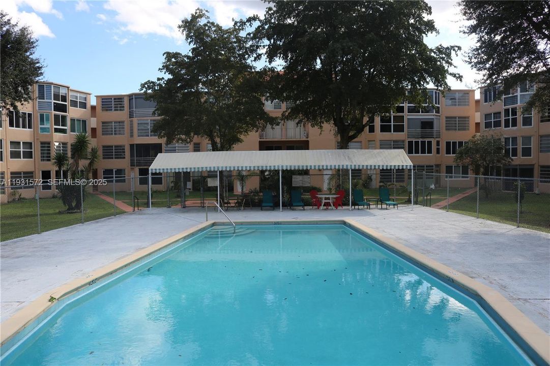 待售: $165,000 (1 贝兹, 1 浴室, 898 平方英尺)