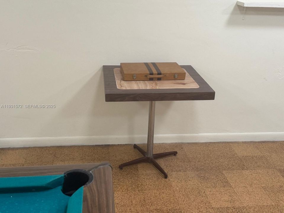 待售: $165,000 (1 贝兹, 1 浴室, 898 平方英尺)