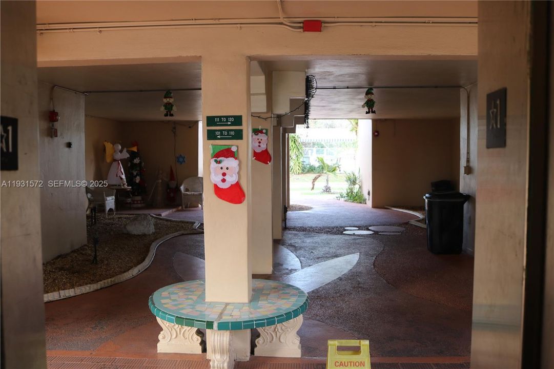 待售: $165,000 (1 贝兹, 1 浴室, 898 平方英尺)