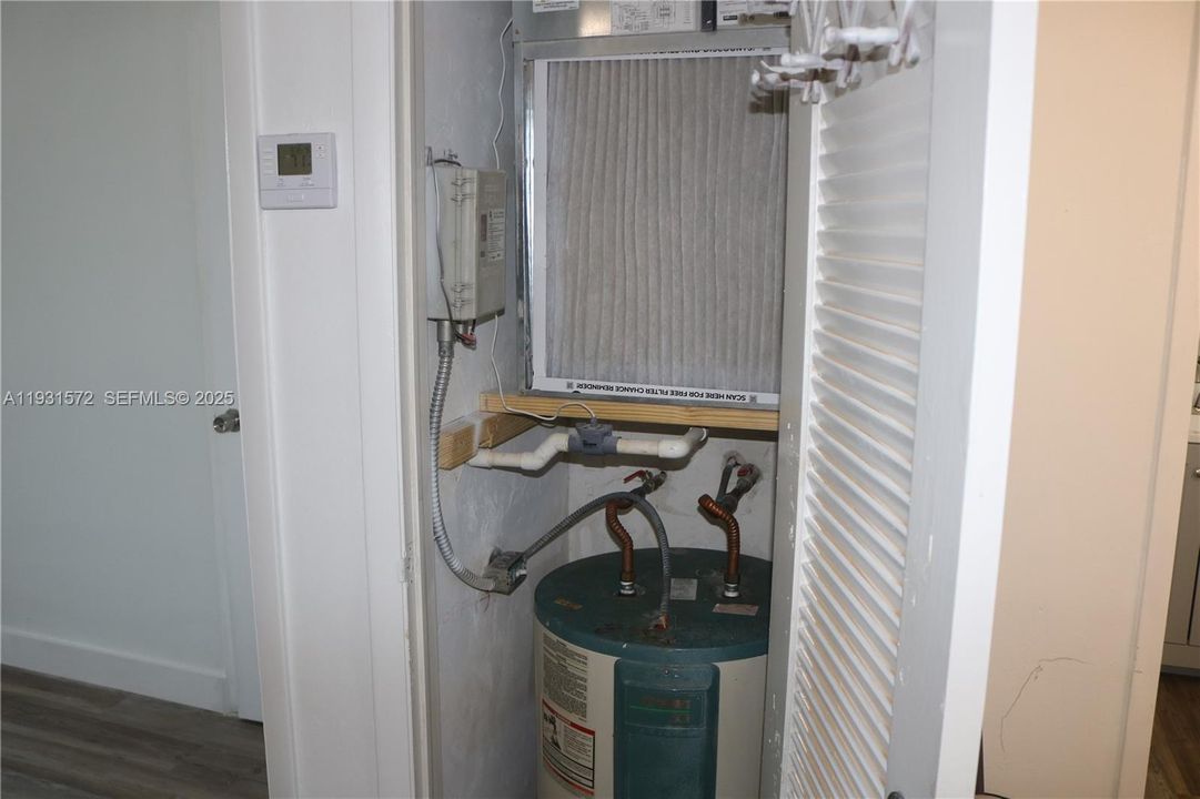 待售: $165,000 (1 贝兹, 1 浴室, 898 平方英尺)