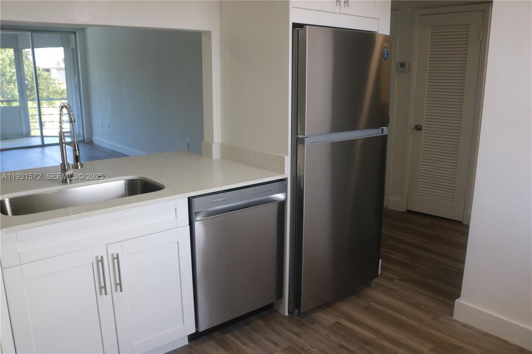 待售: $165,000 (1 贝兹, 1 浴室, 898 平方英尺)