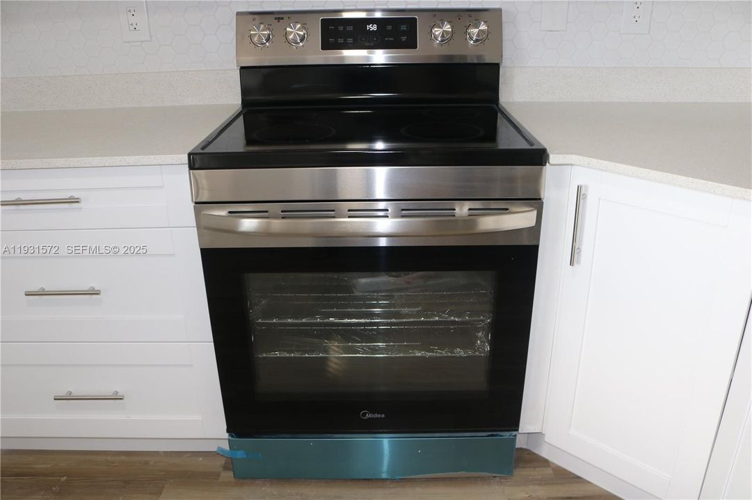 待售: $165,000 (1 贝兹, 1 浴室, 898 平方英尺)